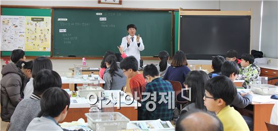 전남교과교육연구회(회장 김종인)는 28일 남악초등학교(교장 최민석)에서 유·초등교원 900여명이 참석한 가운데 2015년 제4차 수업공개 연수회를 가졌다. 
