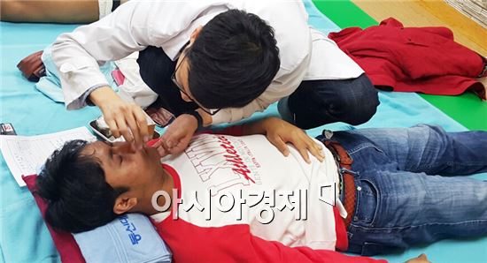 광주외국인력지원센터(공동운영기관 대표 김윤세·이주성)는 29일 광주외국인력지원센터에서 동신대학교 광주한방병원(병원장 최진봉)과 함께 의료소외계층인 외국인근로자를 대상으로 한방의료봉사를 실시했다.

