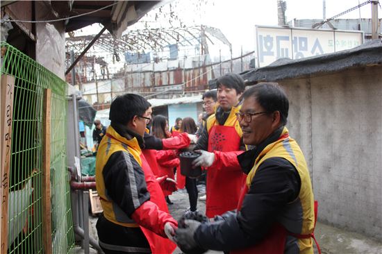 법무법인 바른 임직원 100여명, 연탄 배달 자원봉사  