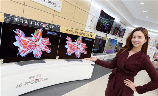 LG전자 모델이 LG베스트샵 동교점에서 'LG TV 파워 세일' 행사를 소개하고 있다.  