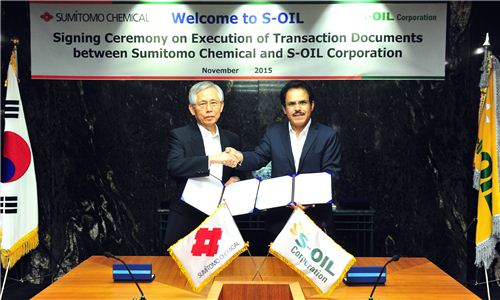 ▲S-OIL 나세르 알 마하셔 CEO(오른쪽)가 스미토모화학 이시토비 오사무 회장과 폴리프로필렌과 산화프로필렌 제조기술에 대한 라이선스 계약을 체결한 뒤 악수하고 있다.
