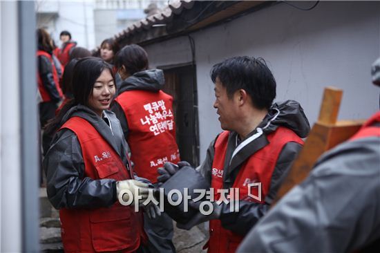 한국P&G·옥션, 함께 소외된 이웃에 생활용품·연탄 배달 