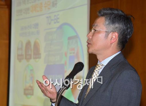 김인회 KT 전무(K뱅크 컨소시엄 단장)가 30일 서울 중구 은행회관에서 열린 '인터넷전문은행 사업계획 설명회'에서 K뱅크의 사업계획을 발표하고 있다.