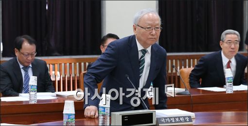 [포토]국회 정보위 출석하는 이병호 국정원장