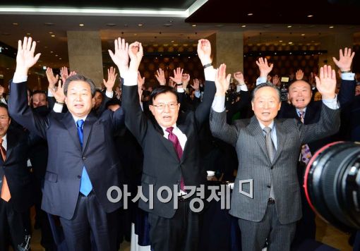 [포토]만세삼창 외치는 상도동계-동교동계