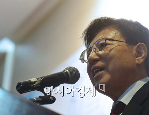 [포토]송년인사하는 김덕룡 민추협 이사장 
