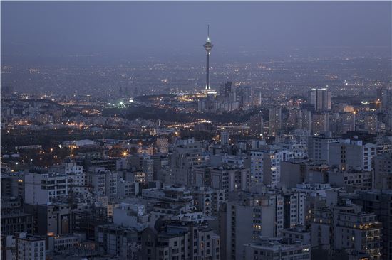 ▲테헤란 시내의 모습. 테헤란을 상징하는 밀라드 타워가 불을 환하게 밝히고 있다. 이란이 대규모 원유 프로젝트를 공개하면서 글로벌 기업들의 관심이 높아지고 있다. (사진=블룸버그)