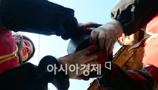 [포토]'소외계층을 위한 연탄배달 봉사'