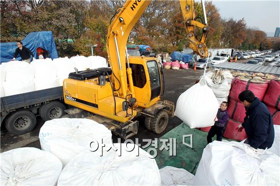 올 겨울 예년에 비해 많은 폭설이 예상되고 있는 가운데 광주 북구 건설과 직원들이 지난 30일 제설자재보관소에서 이번 겨울 도로 제설작업에 사용할 친환경 소금을 쌓고 있다. 북구는 올 겨울 제설작업에 쓸 친환경 소금 120t과 액상 36t을 확보했다. 