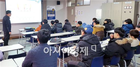 호남대학교 ICT융복합기술인력양성사업단(단장 이양원)은 11월 27일  창조관 전기기계실습실(8419호)에서 한국전력KPS 박진수 선임을 초청해 특정기업 전문가 특강을 실시했다.

  

사업단 참여 학과 재학생 30여명을 대상으로 한 이날 강연에서 박진수 선임은 ‘발전설비(원자력·화력발전) 주요계통 및 한KPS 소개’라는 주제로 강연을 했다.
