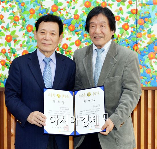 윤장현 광주광역시장은 30일 오후 시청 3층 접견실에서 일본 요코하마시립대 쿠니요시 나오유키 교수(오른쪽)에게 도시디자인자문관 위촉장을 수여하고 있다. 광주광역시는 도시기획과 재생, 디자인 등 사업의 계획단계에서 실행까지 종합적으로 자문 역할을 수행할 도시디자인자문관을 운영키로 하고, 30일부터 내년 11월30일까지 1년간 시범운영 기간 도시디자인자문관으로 쿠니요시 교수를 선정했다
