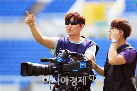 박재욱 카메라 기자(왼쪽)가 연출과 촬영을 하고 있다.