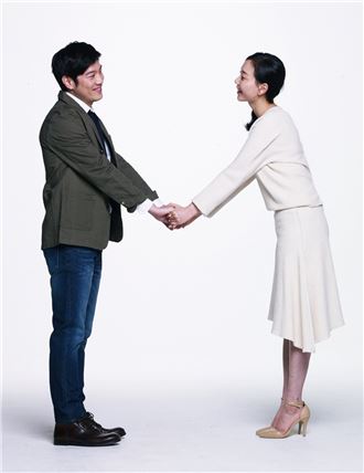 2030 미혼남녀, 감정 공유 수단 1위는 ‘메신저’ 