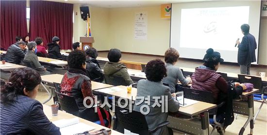 순창군은 11월 30일 농업기술센터 강당에서 농특산물 직판장 출하농가 100여명을 대상으로 ‘농특산물 출하자 마인드 향상을 위한 특별 교육’을 실시했다.