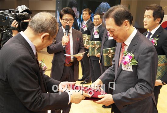 2015 대한민국 세종대왕 나눔 봉사 대상을 수상하고 있는 강태선 회장(오른쪽)