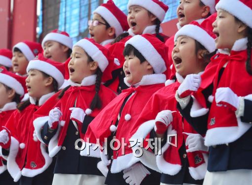 [포토]산타 소년의 열창 