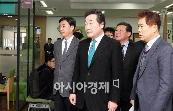 [포토]이낙연 전남지사,목포대학교 창조일자리센터 방문