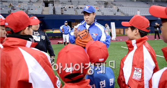 [포토]양의지, '포수 꿈나무들은 나에게'