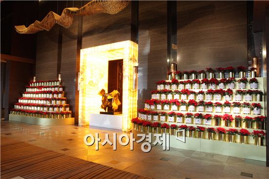 인터컨티넨탈, 포인세티아 화분으로 따뜻한 자선행사