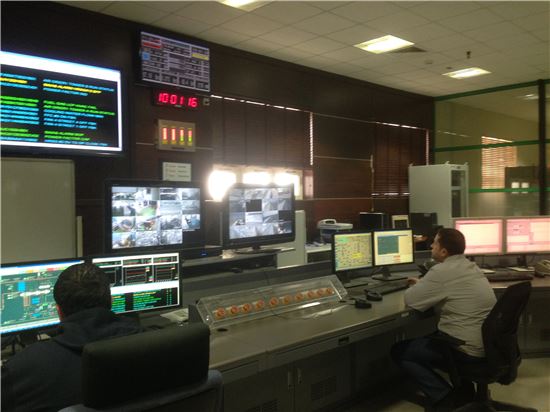 한국전력 요르단 알카트라나 발전소 근무자들이 중앙통제실에서 발전소 운영 상황을 감독하고 있다.