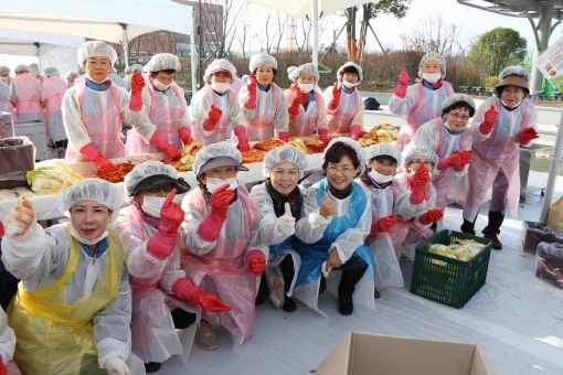 LH '행복나눔 한마당' 봉사 … 김장 2만포기 담궈