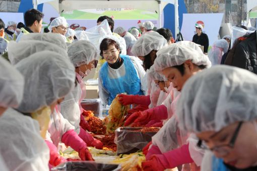 LH '행복나눔 한마당' 봉사 … 김장 2만포기 담궈