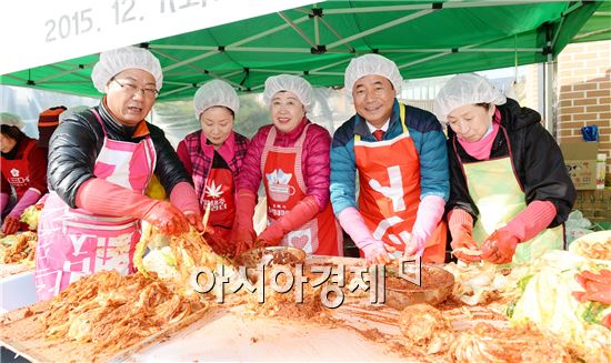 [포토]광주 남구, 달뫼마을 사랑+행복 김장김치 나누기