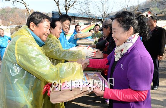 [포토]남광주JC, 광주시 남구에 연탄과 의약품 후원