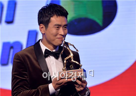 [포토]이동국, '짜릿한 MVP 트로피 키스'