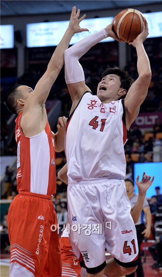 [포토]오세근, '막을테면 막아봐'