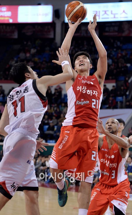 [포토]점프슛 시도하는 김우겸