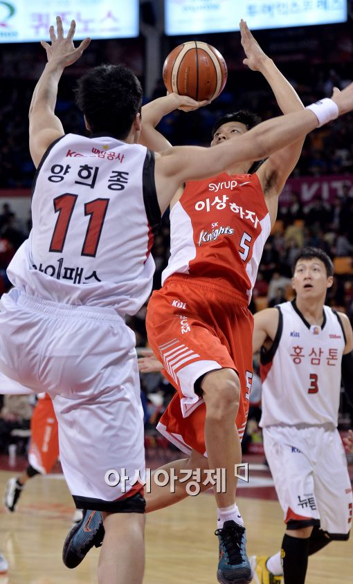 [포토]김선형, '슛블록을 피해'