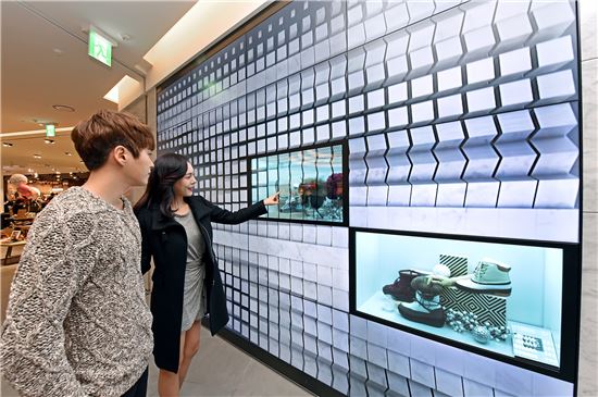 2일 삼성전자 모델이 경기도 성남시 분당구에 위치한 현대백화점 판교점에서 삼성 스마트 사이니지를 체험하고 있다. 