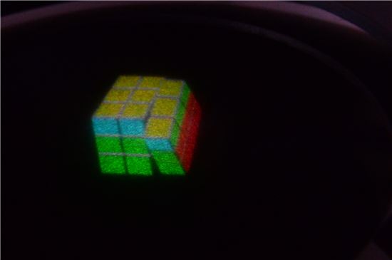 ETRI 연구진이 개발한 360도에서 컬러로 구현이 가능한 홀로그램을 보여주고 있다. 사진은 테이블탑 홀로그래픽 디스플레이를 통한 컬러홀로그램 재현영상(Rubics Cube).