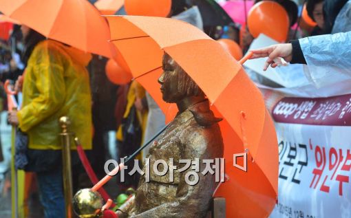 [포토]외롭지 않은 소녀상 