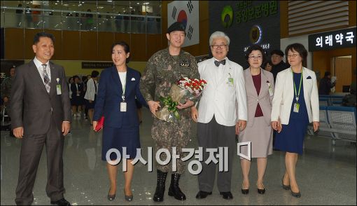 [포토]퇴원하는 김정원 하사
