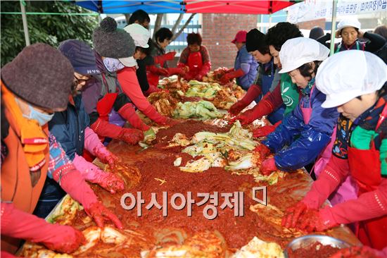 장흥군 장흥읍에서 지난 1일 어려운 이웃을 돕기 위한‘사랑담은 김장나누기’행사가 열렸다.