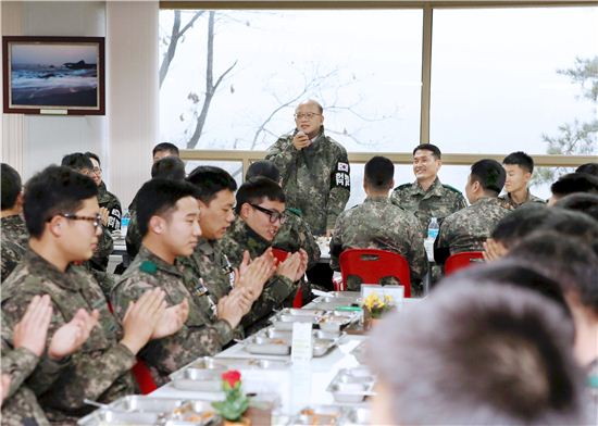 박한철 헌법재판소장은 2일 육군 제1보병사단(전진부대)를 방문해 장병들을 격려했다. 사진출처-헌법재판소