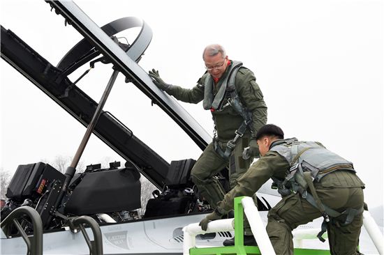 양승태 대법원장은 2일 공군 16전투비행단을 방문해 전투비행기를 직접 타는 체험행사에 참여했다. 사진출처-대법원 