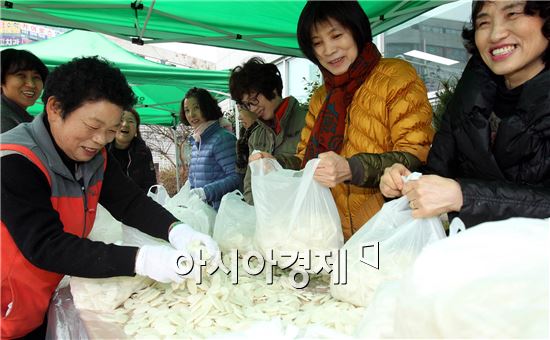 [포토]광주시북구 일곡동, 사랑의 떡국떡 판매
