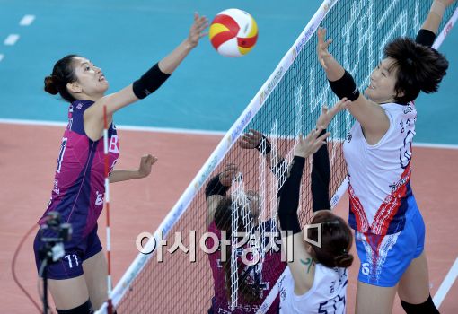 [포토]김수지, '블로킹은 이미 늦었어'