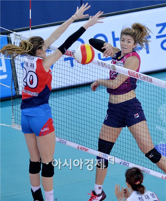 [포토]테일러, '시크라와의 정면대결에서 이긴다'