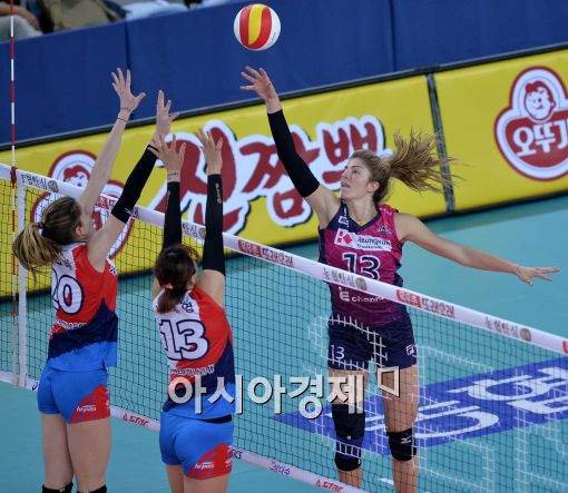 [포토]테일러, '이번엔 팁공격'