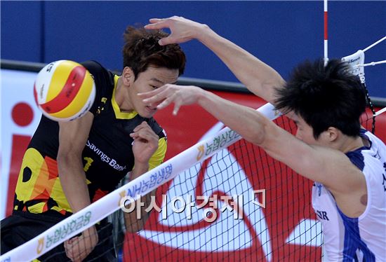 [포토]송명근, '블로킹에 딱 걸렸네'