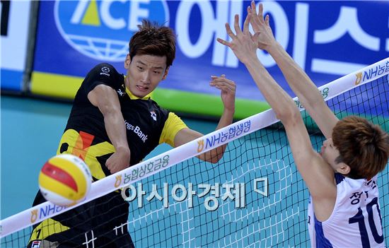 [포토]송명근, '블로킹을 피해 빈 곳으로'