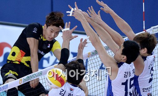 [포토]송명근, '세 명의 블로커를 뚫었어!'