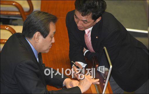 [포토]심각한 표정의 김무성 대표