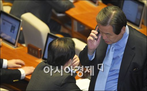 [포토]통화하는 김무성 대표