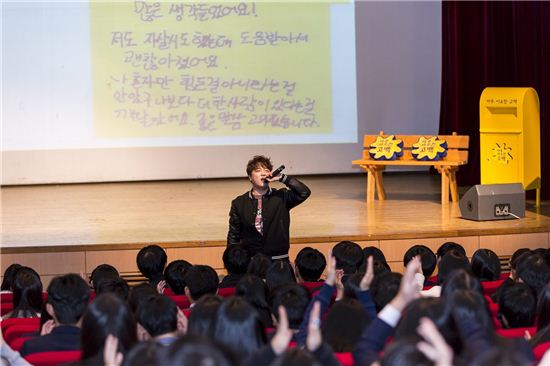 힙합 뮤지션 ‘아웃사이더’ 공연 
