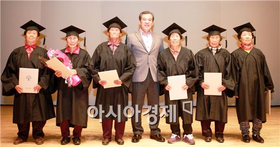 곡성군(군수 유근기)이 지난 2일 문화센터 동악아트홀에서 400여명이 참석한 가운데 2015년 성인문해교육 졸업식과 평생학습 성과발표회 행사를 개최했다. 
